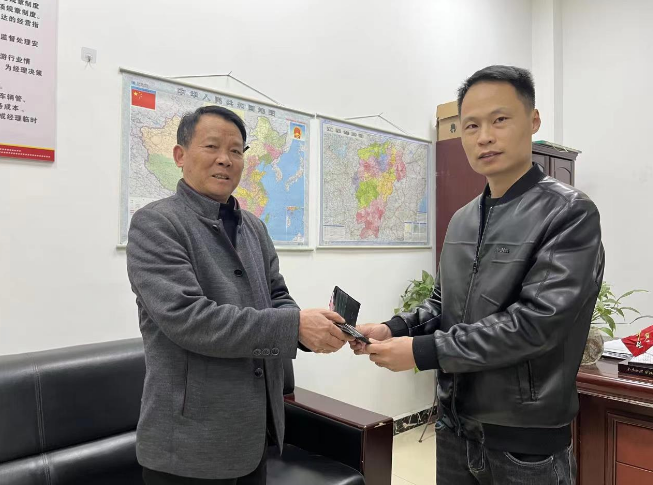 鄱陽長(zhǎng)運(yùn):拾金不昧暖人心,乘客致謝送錦旗