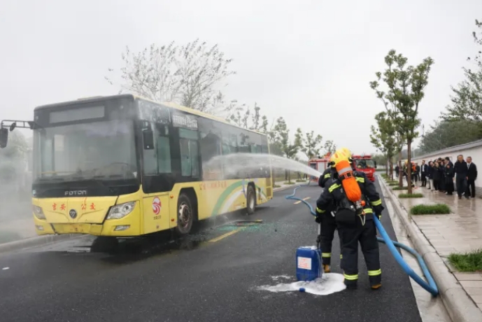 吉安公司：開展公交車應(yīng)急逃生滅火救援實(shí)戰(zhàn)演練活動(dòng)