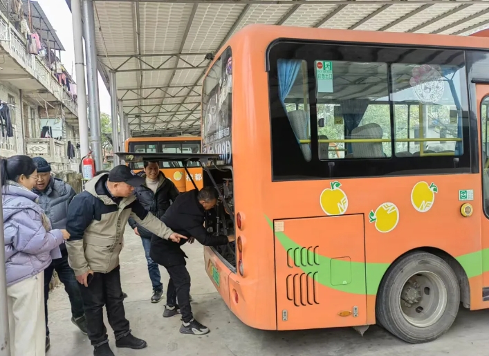 撫州長運：南豐分公司開展“愛車?yán)！苯涣骰顒? onmousewheel=